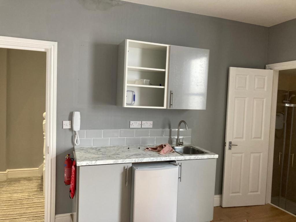 112 Gleneagle Road Rooms London Eksteriør billede